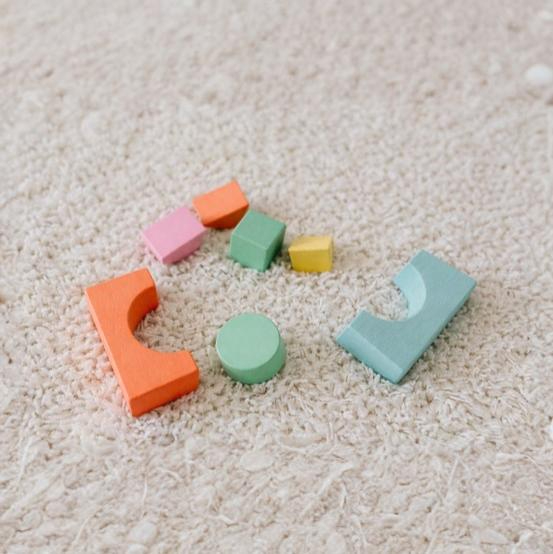 Niños aprendiendo método Montessori